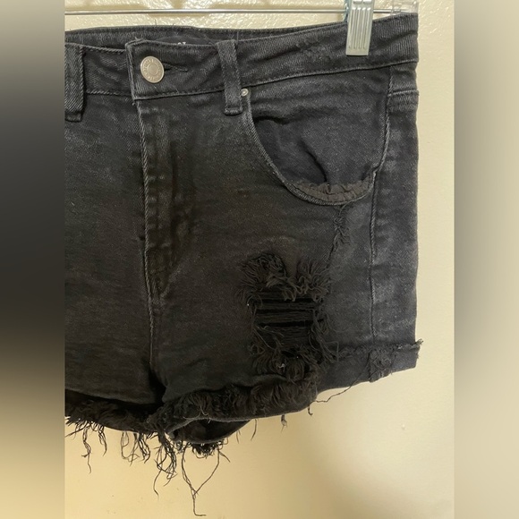 ✨Almost Famous Black Distressed Denim Shorts Size 7 - Picture 3 of 7